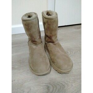 Ugg classic short boot size 8 Womens Comfy Tan
